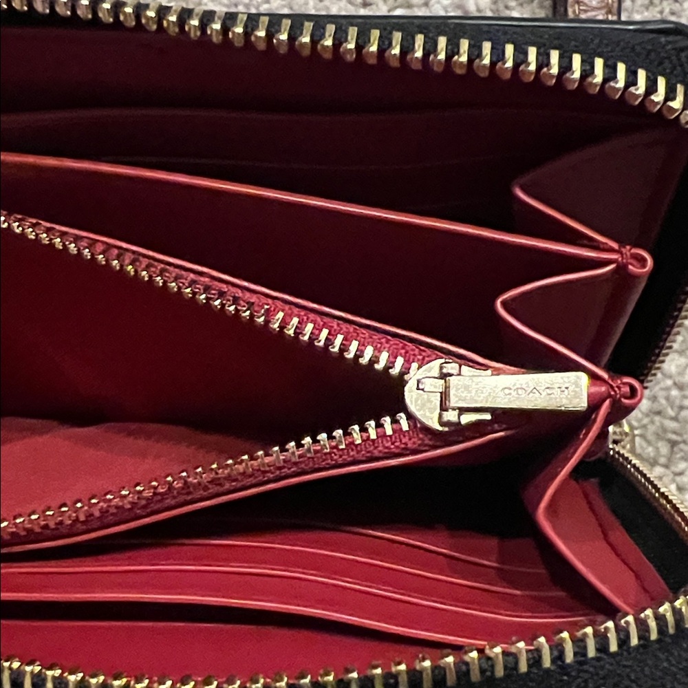 Coach Zip around wallet with horse and carriage - Picture 6 of 8